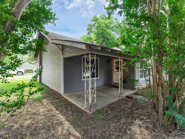 303 S 8th St, Stockdale, TX 78160