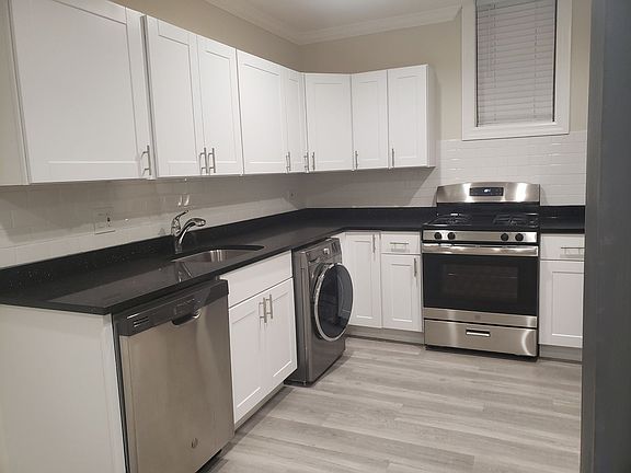 3rd image of 646.5 W Roscoe Street Unit Gdn