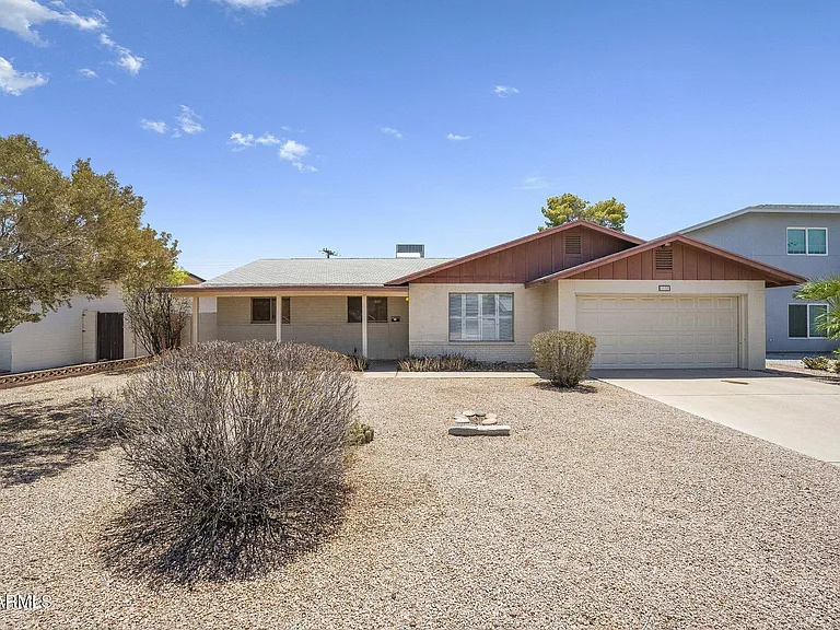 1137 E Bishop Dr — Photo 2