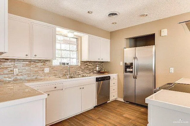 3 bed, 2.0 bath, 2002 sqft, $1,750 — Photo 3