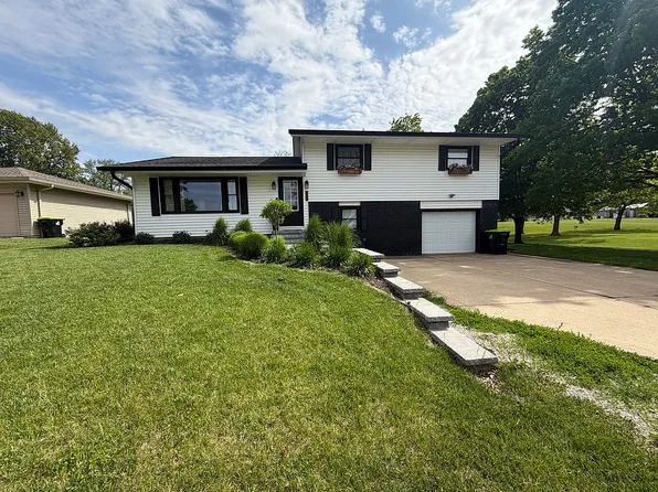 703 W High St, Roanoke, IL 61561