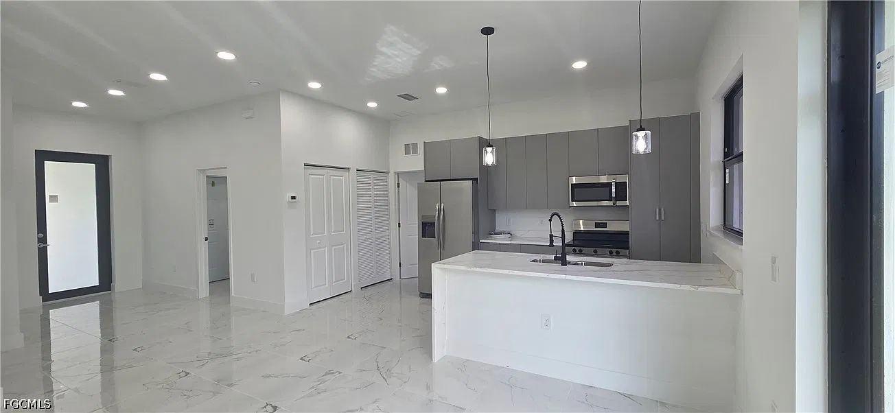 4 bed, 3.0 bath, 1582 sqft, $2,000 — Photo 3