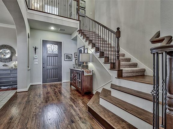 3rd image of 1060 White Crest Ln