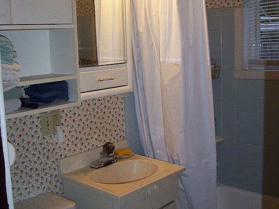 5th image of 319 Burt St SE