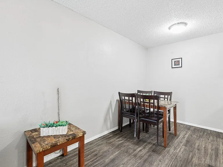 Woodland HIlls Apartments — Photo 11