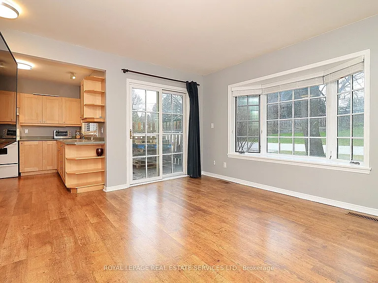 222 Alscot Cres — Photo 12