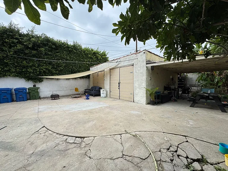 1855 S Redondo Blvd — Photo 24