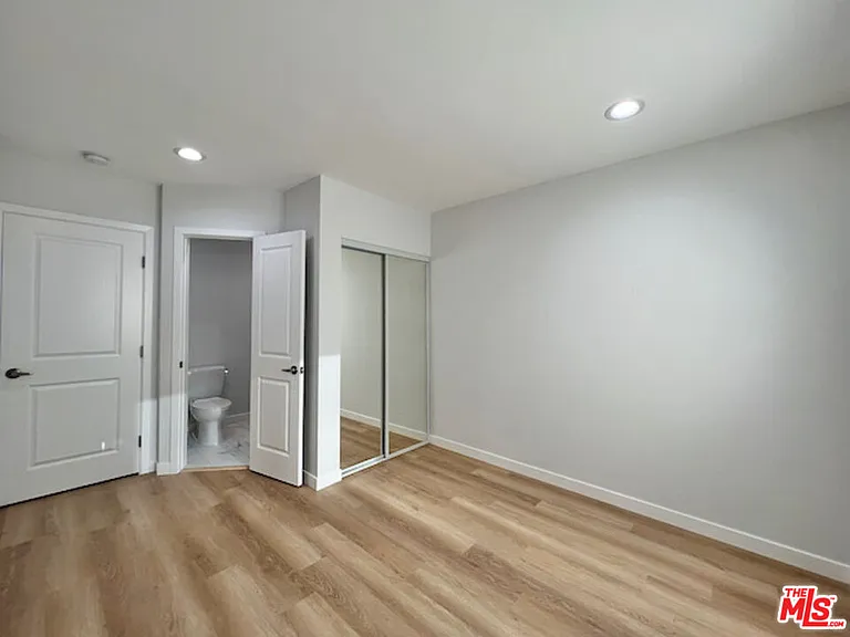 901 S Barrington Ave — Photo 20