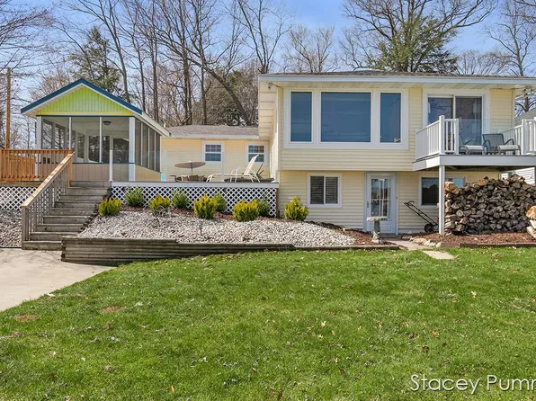 16929 Royal Ave, Spring Lake, MI 49456