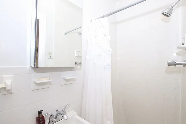 Rented by Avenues Real Estate | media 28