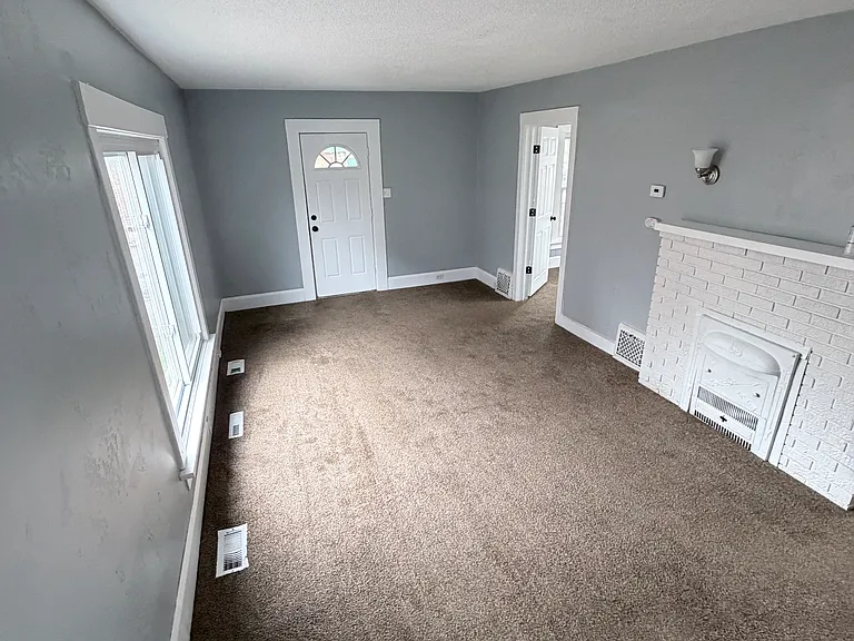 111 Arlington Ave NW — Photo 3