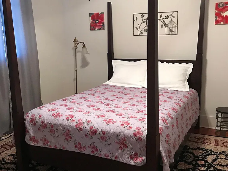 Bedroom 1-Queen bed