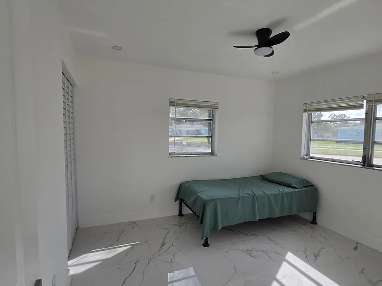 305 SE Airoso Blvd — Photo 26