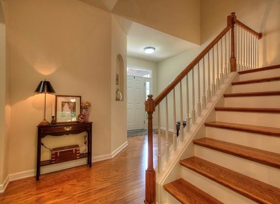 4th image of 330 Pin Oak Ave