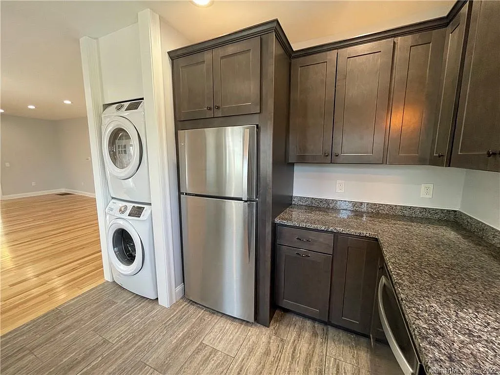 2 bed, 1000 sqft, $2,100 — Photo 3