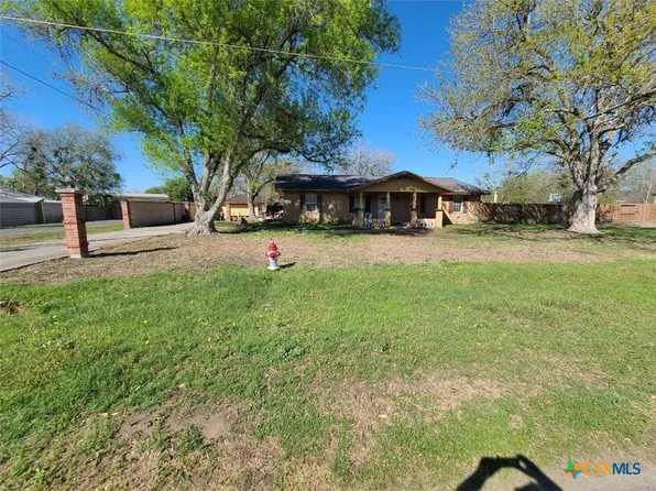 203 N West St, Yorktown, TX 78164