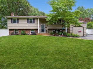 82 Grandview Ln, Smithtown, NY 11787