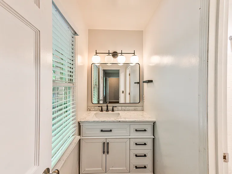 1369 E Rock Springs Rd NE — Photo 9