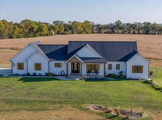 1072 E 1466th Rd, Lawrence, KS 66046