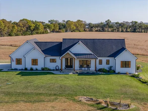 1072 E 1466th Rd, Lawrence, KS 66046