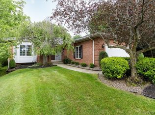 30 Hampton Hill Dr, Williamsville, NY 14221