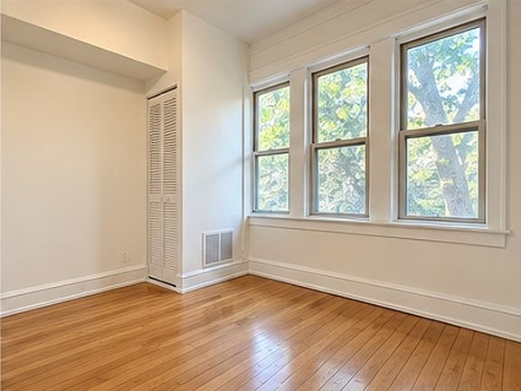 5th image of 709 N Hamlin Ave
