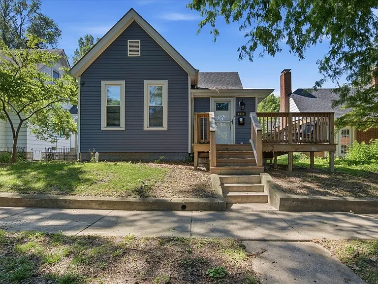 1041 Hervey St — Photo 1