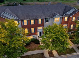 815 Lewisburg Ln, Aurora, IL 60504