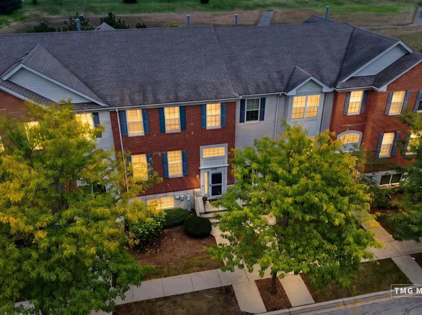 815 Lewisburg Ln, Aurora, IL 60504
