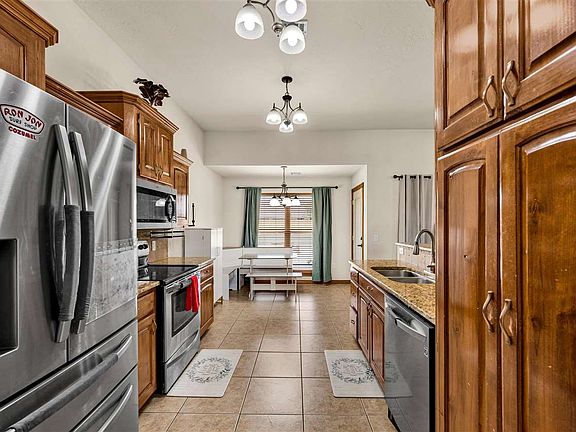 5th image of 51 Mountain Ridge Dr