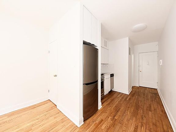 5th image of 312 W 23rd St APT 4R