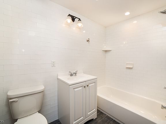 4th image of 115 Bloomfield Ave #2F