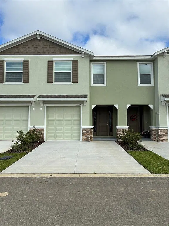 3 bed, 2.5 bath, 1673 sqft, $2,140 — Photo 1