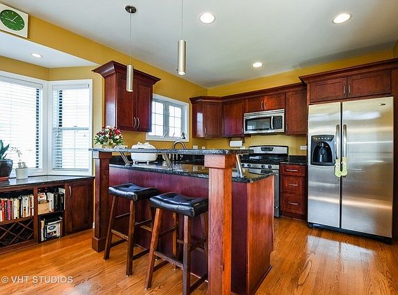 3rd image of 1090 S Parkside Dr