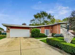 903 S Golfview Pl, Mount Prospect, IL 60056