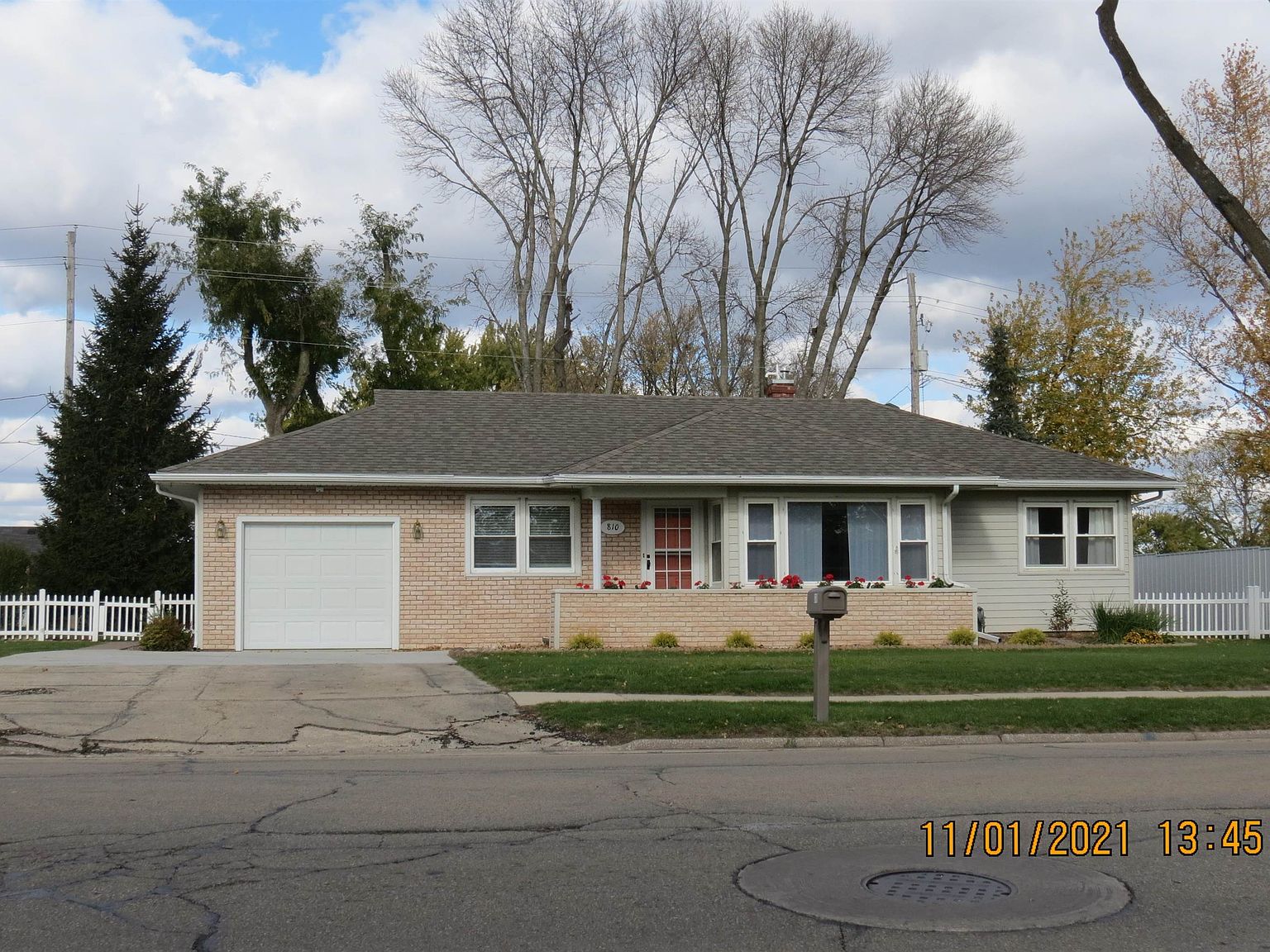 810 W Summit St, Maquoketa, IA 52060 Zillow