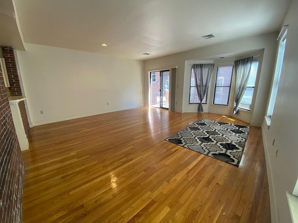 Massive Living room / Dining Area