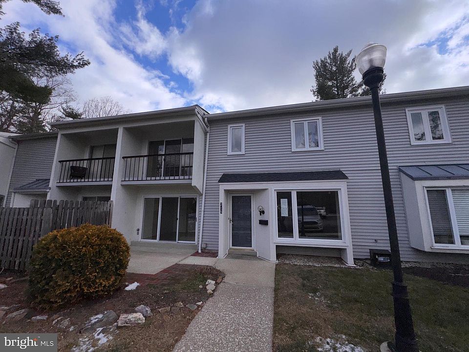 1st image of 215 E Chelsea Cir