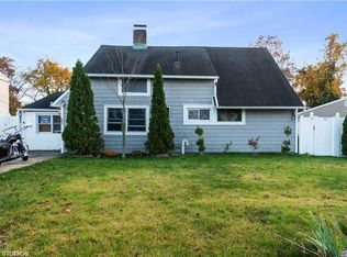 256 Willowood Dr, Wantagh, NY 11793