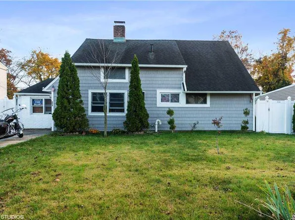 256 Willowood Dr, Wantagh, NY 11793