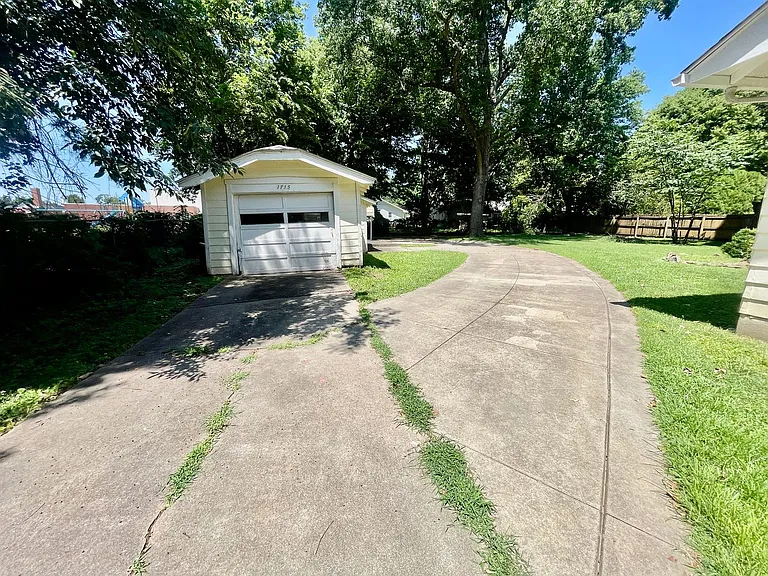1715 S Kimbrough Ave — Photo 24