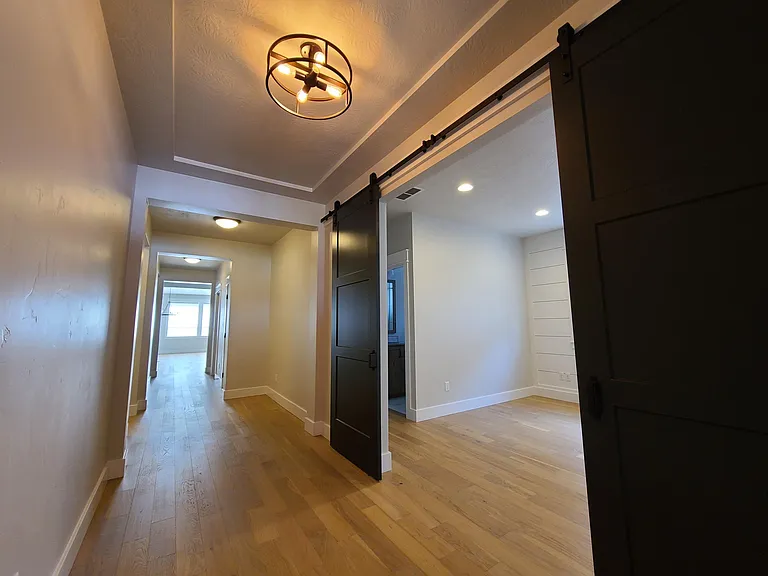 409 S Hamlin Ln — Photo 14