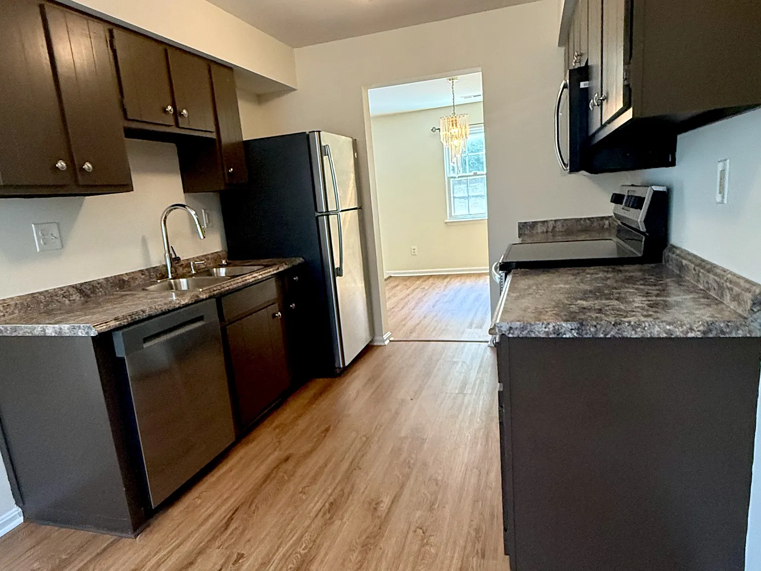 3 bed, 1.5 bath, 1232 sqft, $2,250 — Photo 3