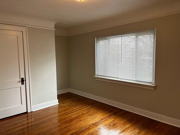 Large master bedroom w/ walk in closet