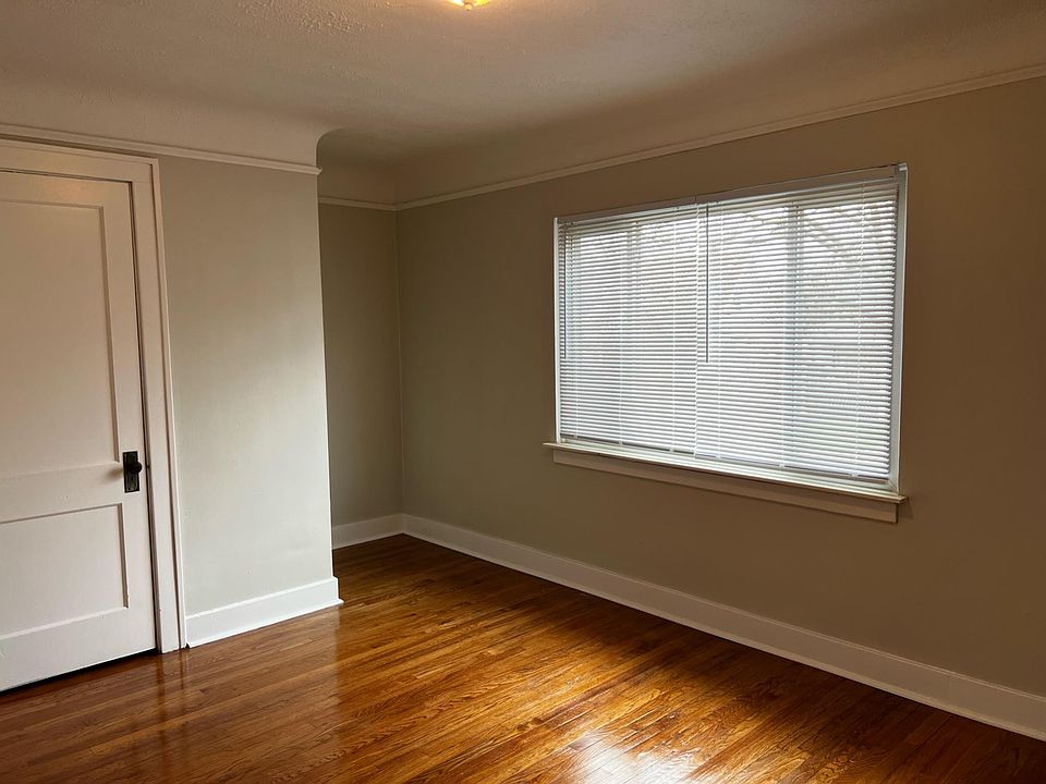 Large master bedroom w/ walk in closet
