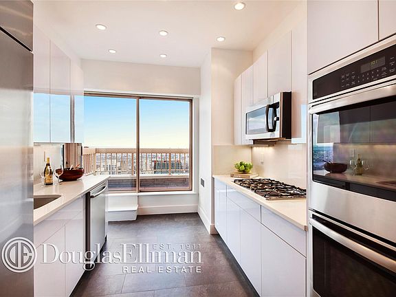 4th image of 200 E 69th St Unit #phc