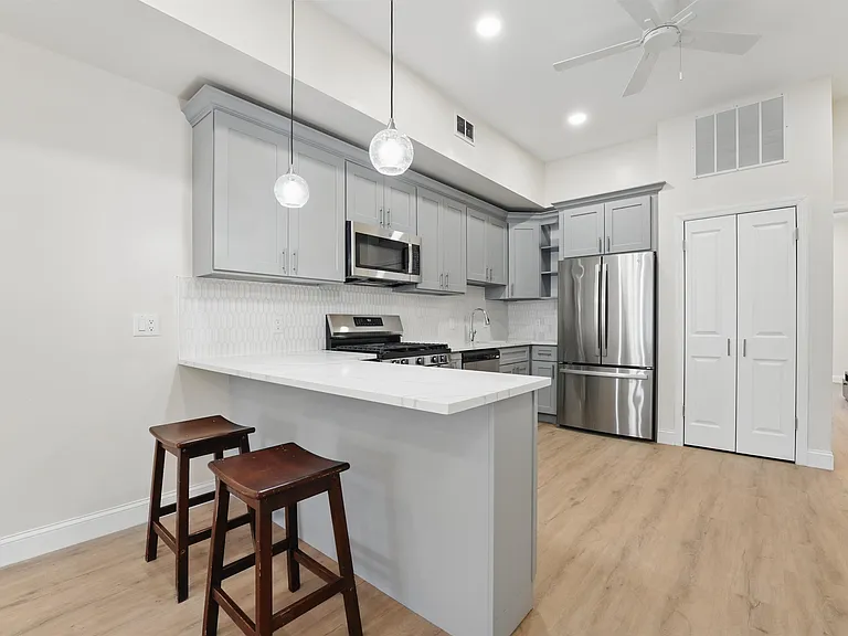 949 Summit Ave #2 — Photo 8