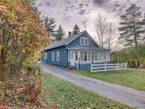 5403 Berg Rd, Buffalo, NY 14218