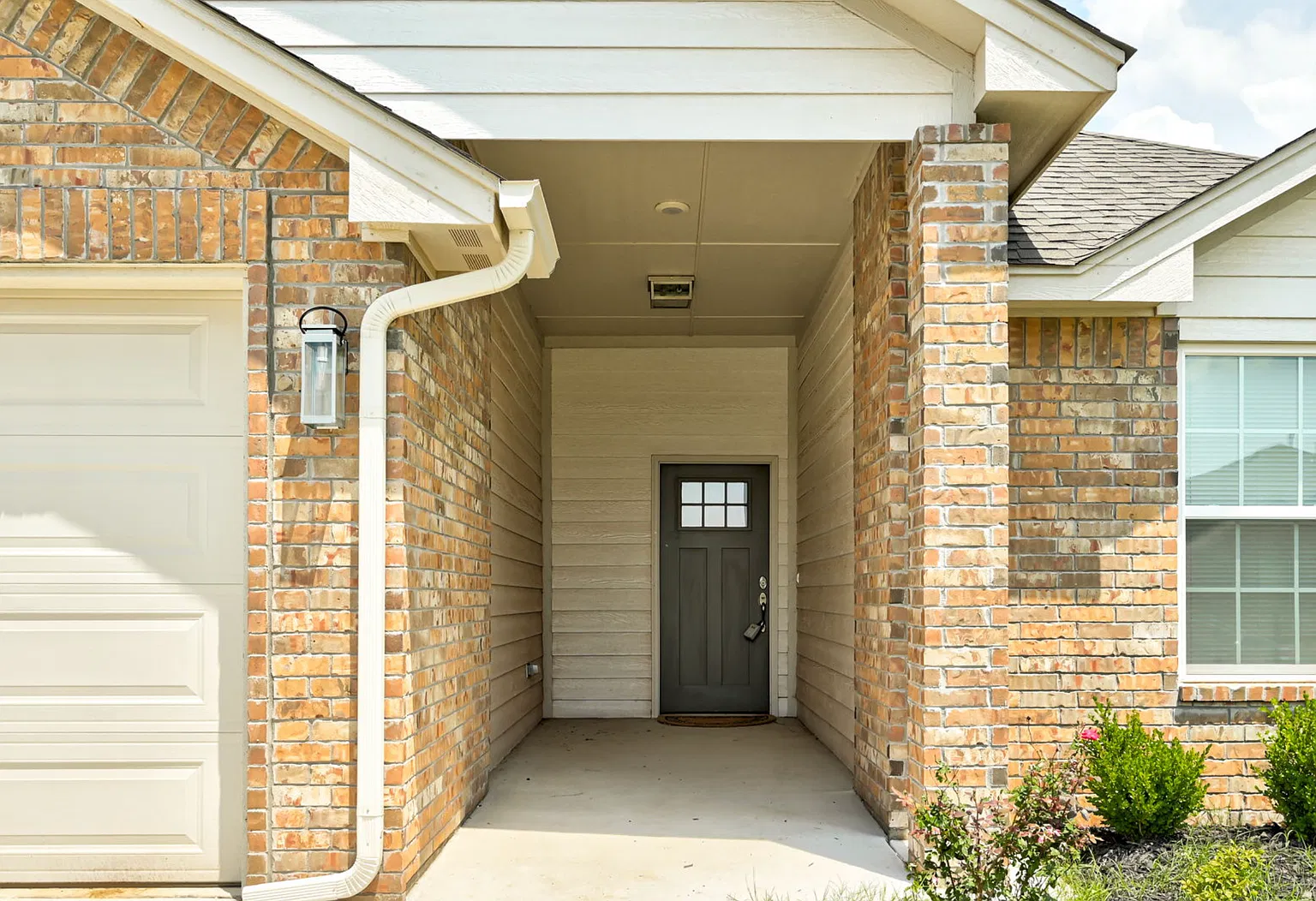Gorgeous 4 bed 2 bath in Yukon! — Photo 2