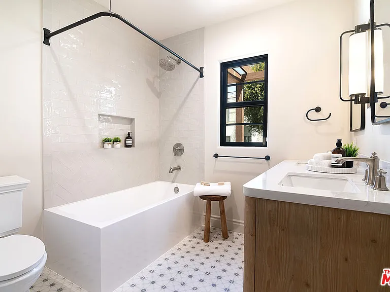 6417 Lindenhurst Ave — Photo 30